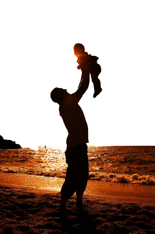 父亲在沙滩高举儿子免抠图