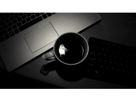 黑白笔记本电脑咖啡办公桌面PPT背景图片
