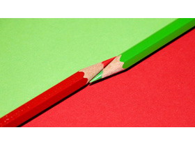简洁红绿铅笔PPT背景图片