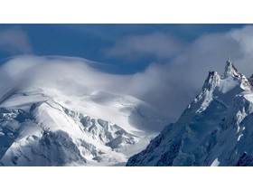 两张雪山PPT背景图片