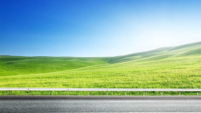 高速公路旁边的蓝天白云草地PPT背景图片